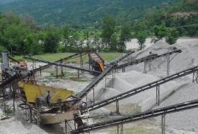 अरुण नदीमा रहेको अवैध क्रसर उद्योग सञ्चालनमा रोक